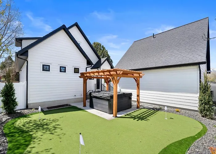 New Mountain Retreat With Hot Tub & Putting Green