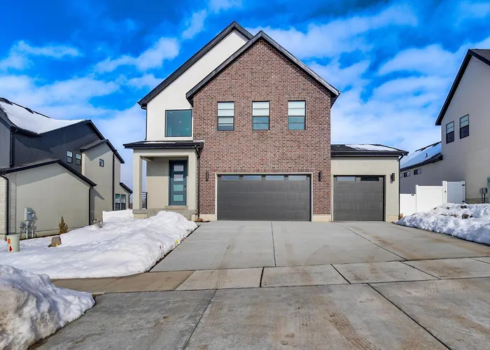 Modern Heber City Getaway: Mountain View, Hot Tub!