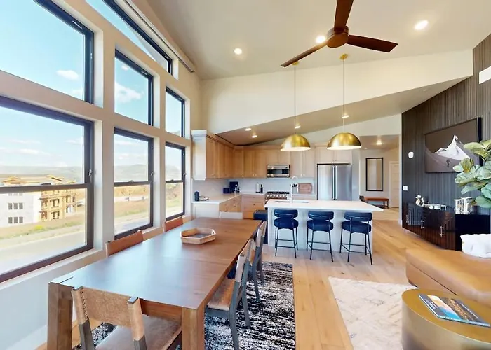 Modern Condo With Fireplace And Private Balcony - Lake View