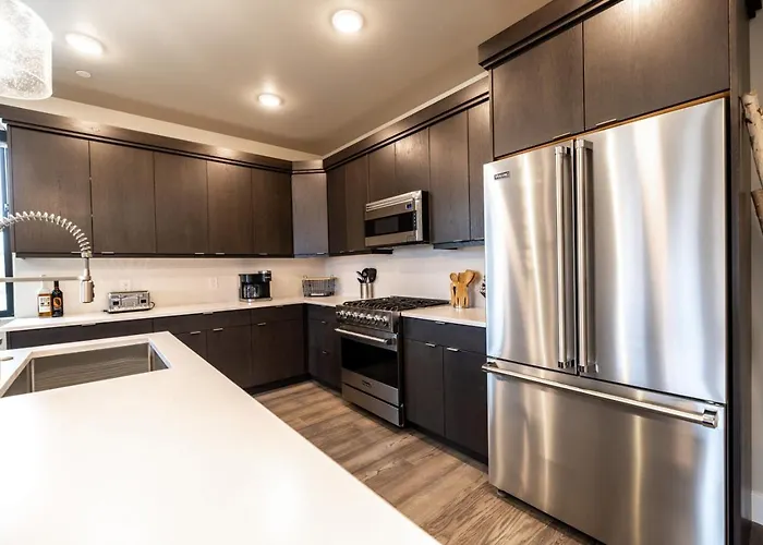 3-Bed With Free Shuttle, Free Ski Waxes + Hot Tub + Grill