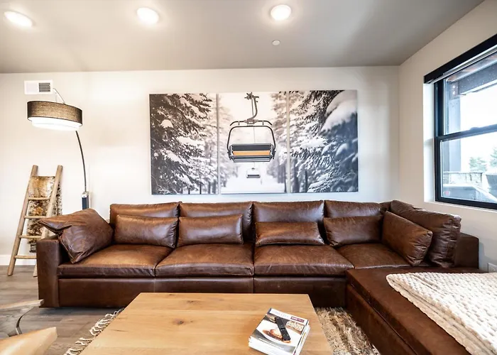 3-Bed With Free Shuttle, Free Ski Waxes + Hot Tub + Grill